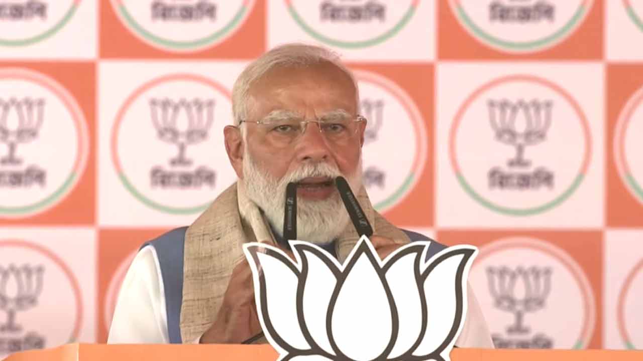 পশ্চিমবঙ্গে বিধানসভা ভোটের প্রচারে প্রধানমন্ত্রী নরেন্দ্র মোদী। শনিবার জঙ্গিপুরে।