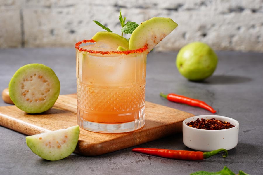 গলা ভেজানোর জন্য থাকছে চিলি গুয়াভার মতো মকটেল এবং নানা রকম ককটেল।