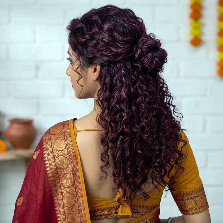 কোঁকড়া চুলও কায়দা করে বাঁধা যায়।