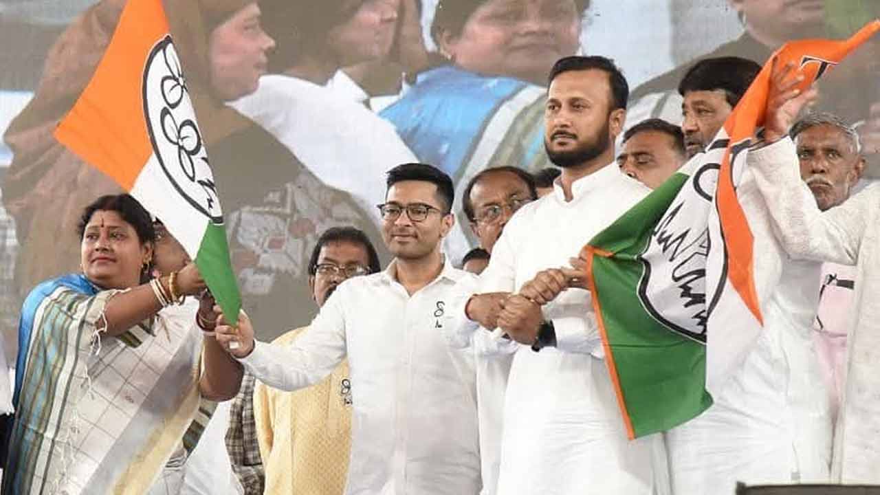 অভিষেক বন্দ্যোপাধ্যায়ের হাত থেকে তৃণমূলের পতাকা নেন হুমায়ুন কবীরের বাবরি মসজিদ ট্রাস্টের কোষাধ্যক্ষ।