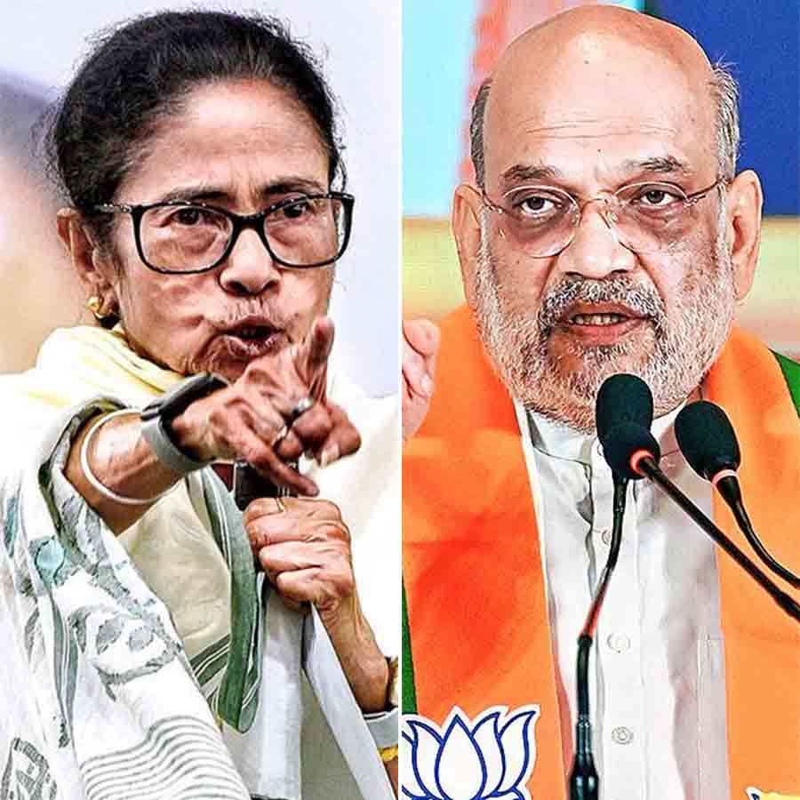 (বাঁ দিকে) মমতা বন্দ্যোপাধ্য়ায় এবং অমিত শাহ (ডান দিকে)।