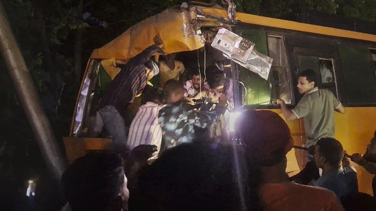 বিহারের কাটিহারের কোধা ব্লকে ৩১ নম্বর জাতীয় সড়কে বাস, ট্রাক এবং পিক আপ ভ্যানের সংঘর্ষ হয়।