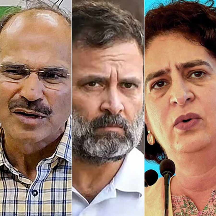 (বাঁ দিক থেকে) অধীররঞ্জন চৌধুরী, রাহুল গান্ধী এবং প্রিয়ঙ্কা গান্ধী।