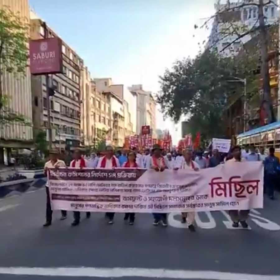 নির্বিচারে ভোটারদের নাম কাটা যাওয়ার প্রতিবাদে বাম ও সহযোগী দলগুলোর মিছিল। কলকাতায়।