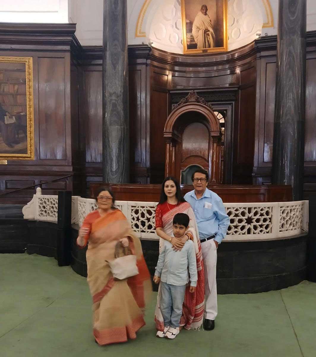 সূচনা: সপরিবার কোয়েল মল্লিক।