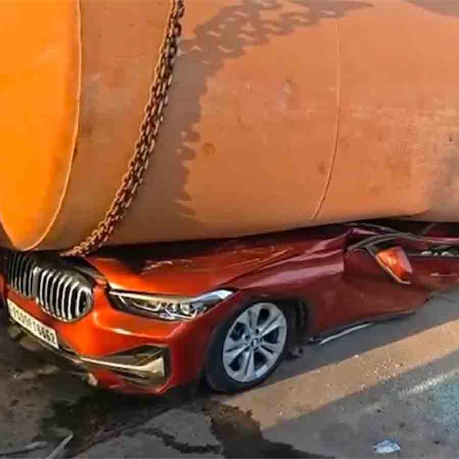 ট্যাঙ্কারের নীচে চাপা পড়ে আইনজীবীর গাড়ি। ছবি: সংগৃহীত।