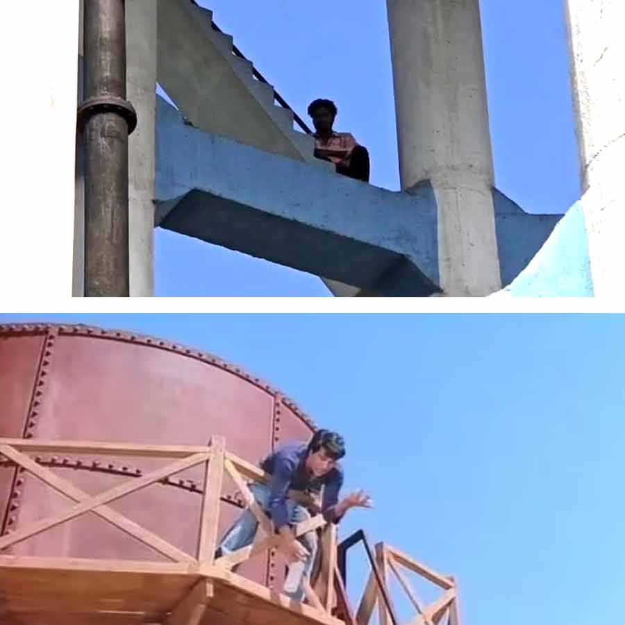 (বাঁ দিকে) পুরুলিয়ায় জলের ট্যাঙ্কের উপরে সেই যুবক। শোলে ছবির দৃশ্য (ডান দিকে)।