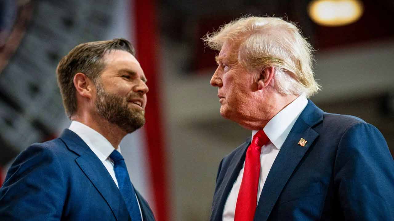 ভাইস প্রেসিডেন্ট জেডি ভান্সের (বাঁ দিকে) সঙ্গে মার্কিন প্রেসিডেন্ট ডোনাল্ড ট্রাম্প। ছবি: রয়টার্স।