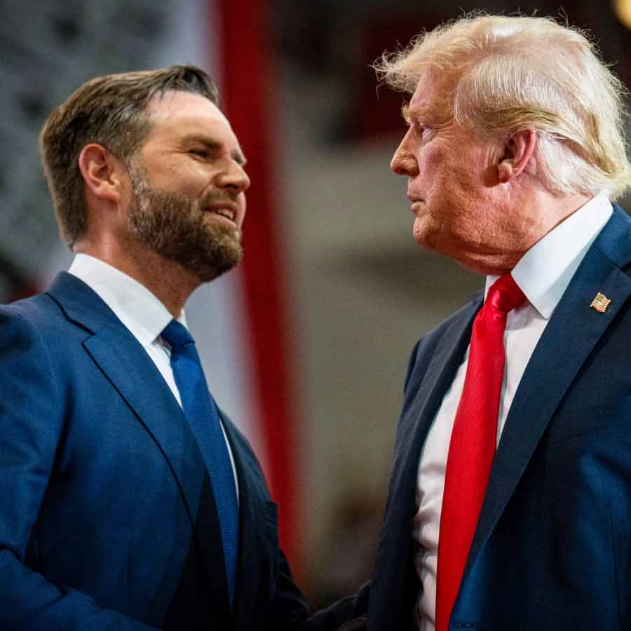 ভাইস প্রেসিডেন্ট জেডি ভান্সের (বাঁ দিকে) সঙ্গে মার্কিন প্রেসিডেন্ট ডোনাল্ড ট্রাম্প। ছবি: রয়টার্স।