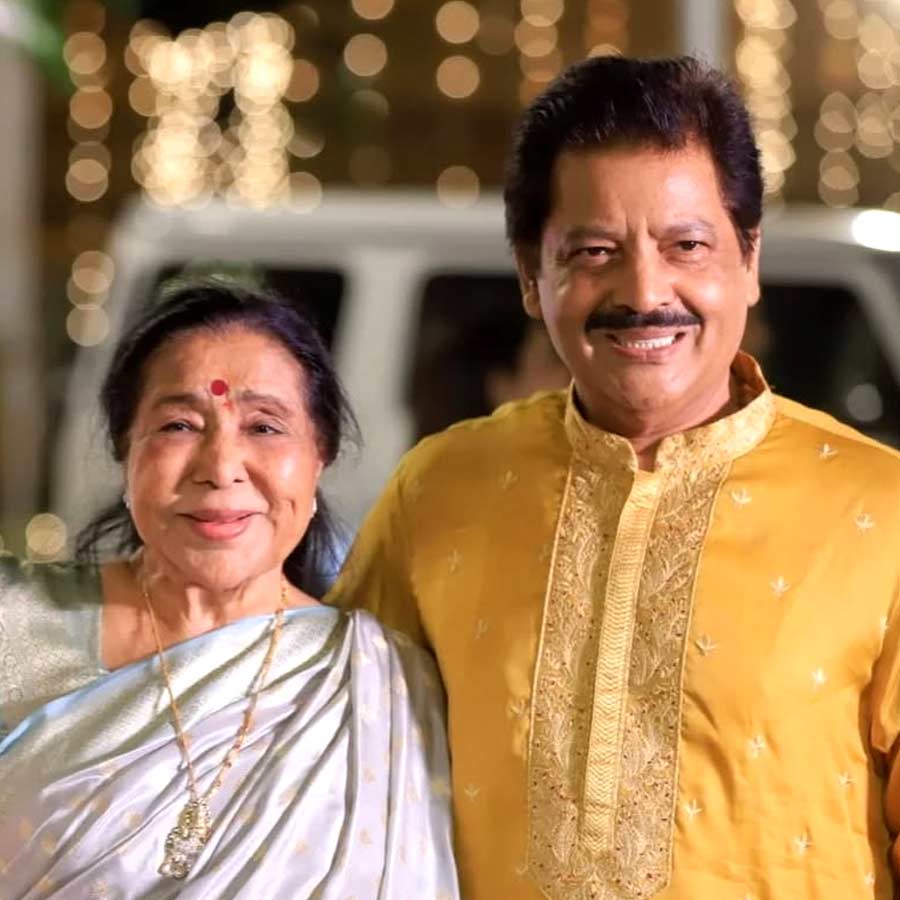 আশা ভোসলের সঙ্গে উদিত। 