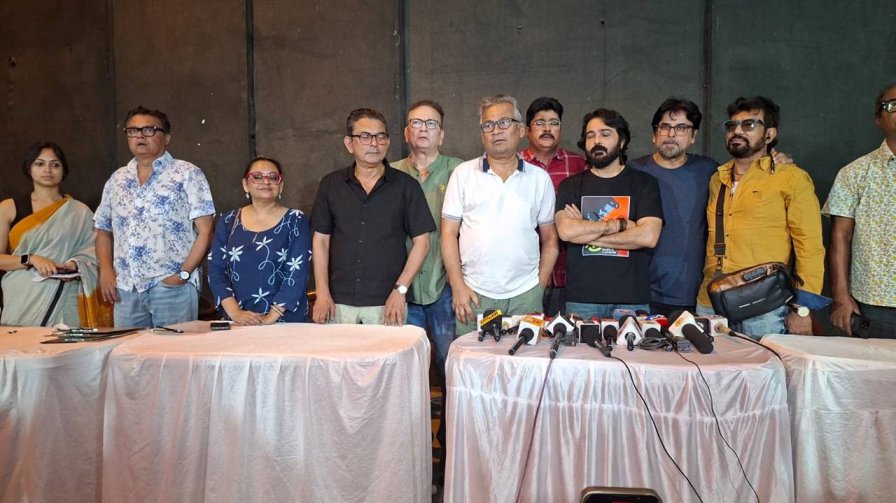 আলোচনায় আর্টিস্ট ফোরাম।