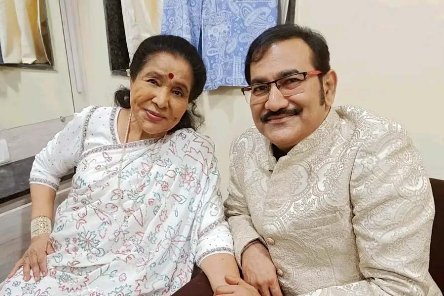 স্মৃতির পাতা থেকে— আশা ভোসলের সঙ্গে সুদেশ।