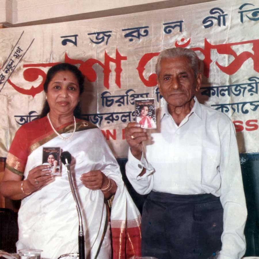 আশা ভোসলের সঙ্গে নির্মল দাশগুপ্ত। নজরুলগীতির ক্যাসেট প্রকাশের অনুষ্ঠানে।