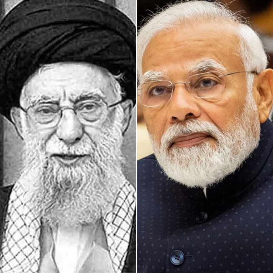 (বাঁ দিকে) আয়াতোল্লা আলি খামেনেই এবং নরেন্দ্র মোদী (ডান দিকে)।