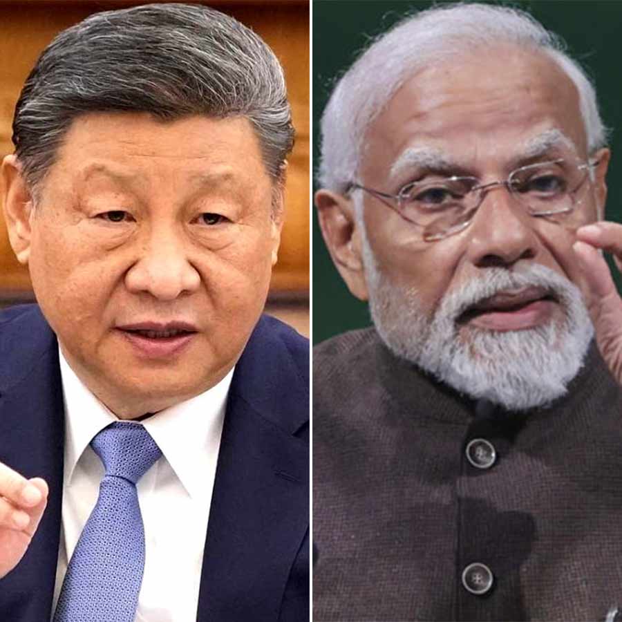 (বাঁ দিকে) চিনা প্রেসিডেন্ট শি জিনপিং এবং ভারতের প্রধানমন্ত্রী নরেন্দ্র মোদী (ডান দিকে)।