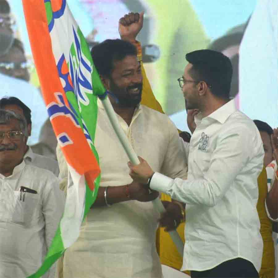 অভিষেকের হাত থেকে তৃণমূলের দলীয় পতাকা নিলেন বিজেপির জেলা সহ-সভাপতি সূরেশ সাউ।