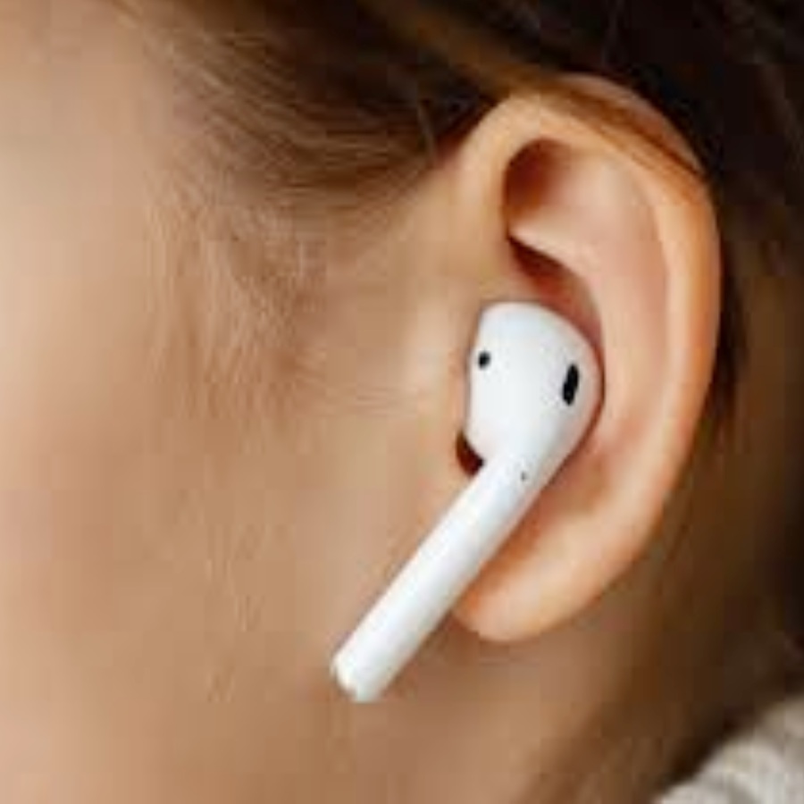 ছবি: ইয়ারবাড ‘ফেটে’ আহত ডাক্তারি পড়ুয়া।