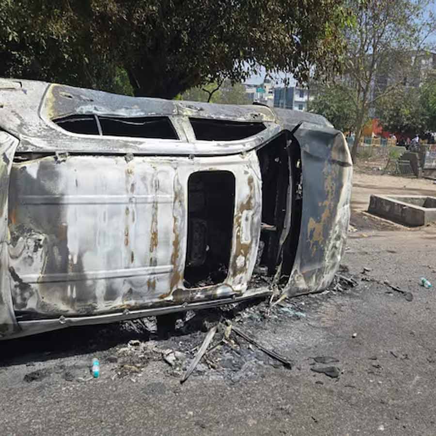 গাড়ি জ্বালিয়ে দিয়েছেন বিক্ষুব্ধ শ্রমিকেরা। ছবি: সংগৃহীত।