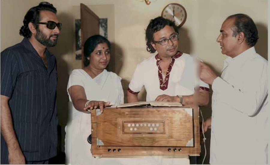 বিশ্বজিৎ চট্টোপাধ্যায়, আশা ভোসলে, রাহুল দেব বর্মণ, মহম্মদ রফি (বাঁ দিক থেকে ডান দিক))।