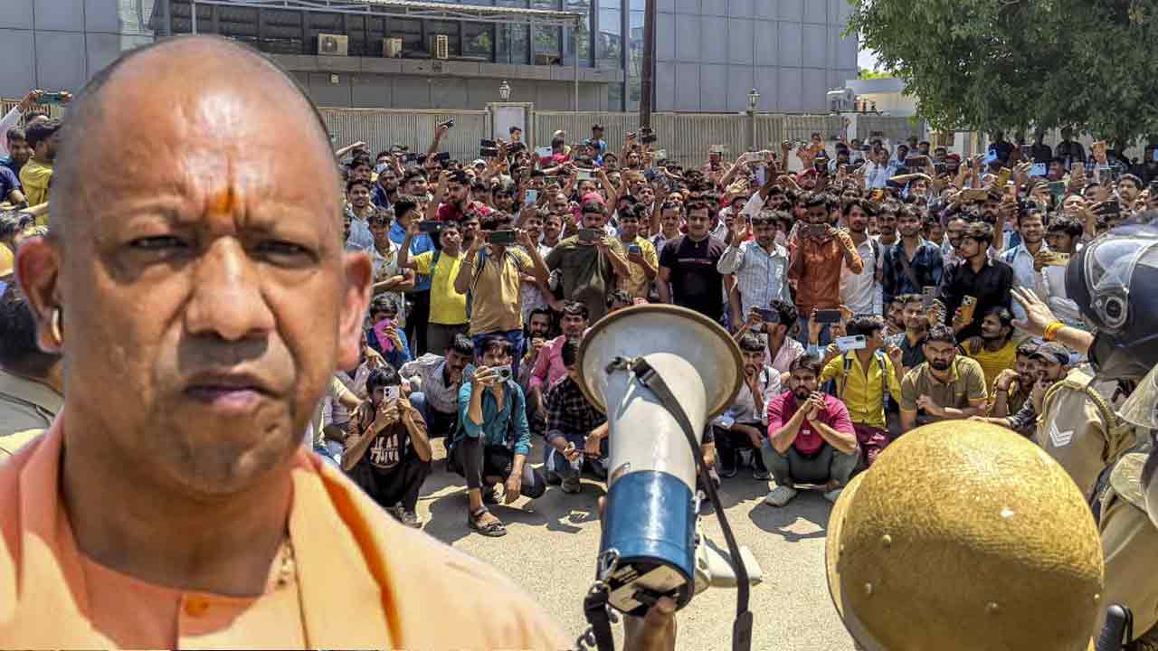 বিক্ষোভকারী শ্রমিকদের সঙ্গে কথা বলছে পুলিশ। অশান্তি সৃষ্টিকারীদের বিরুদ্ধে ব্যবস্থার নির্দেশ মুখ্যমন্ত্রী যোগী আদিত্যনাথের (ইনসেটে)।