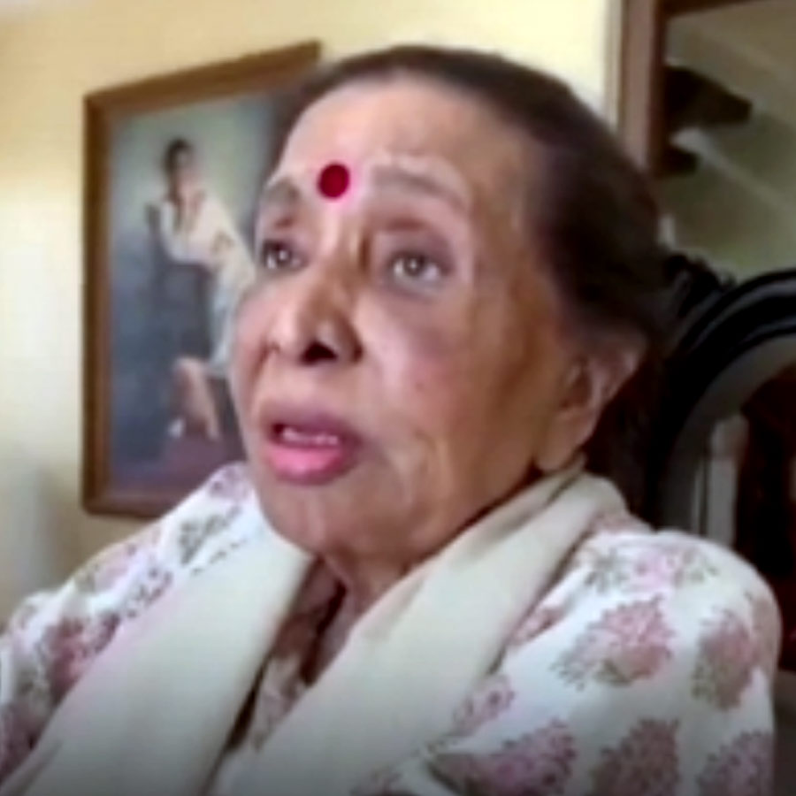 বাড়ির বৈঠকখানায় বসে গাইছেন আশা।