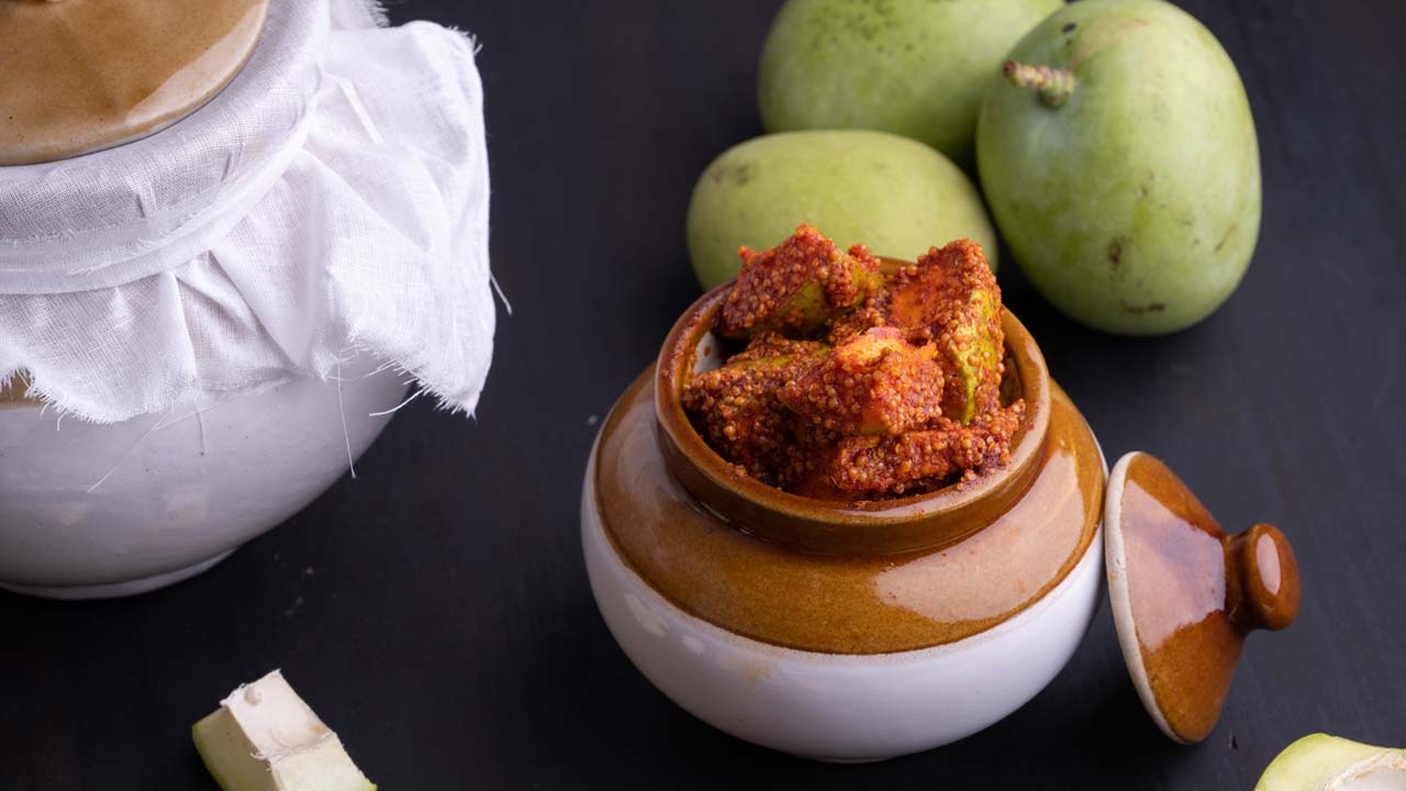 আচারের জন্য আম বাছাই করবেন কী ভাবে?