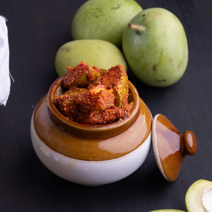 আচারের জন্য আম বাছাই করবেন কী ভাবে?