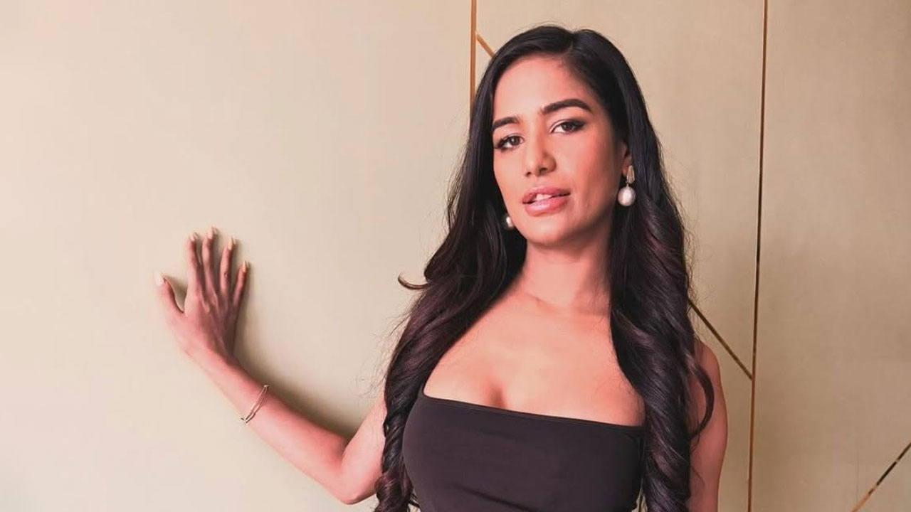 কোন বিতর্কে বাবার কাছে মার খেয়েছিলেন পুনম?