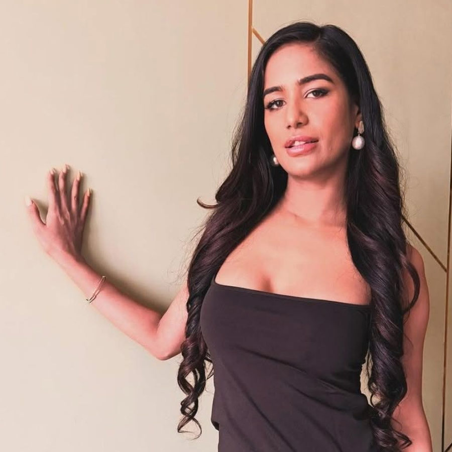 কোন বিতর্কে বাবার কাছে মার খেয়েছিলেন পুনম?