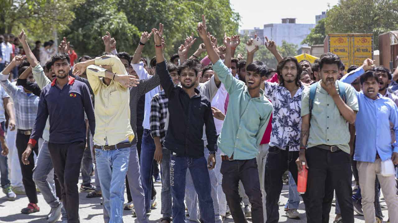 শ্রমিক বিক্ষোভে উত্তাল নয়ডা। ছবি: পিটিআই।