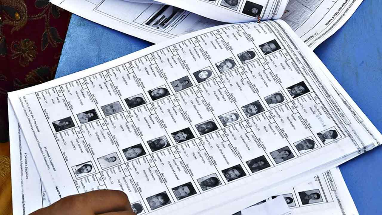 Six residents from Arambagh whose names were omitted from the voter list of  SIR petition the President for euthanasia