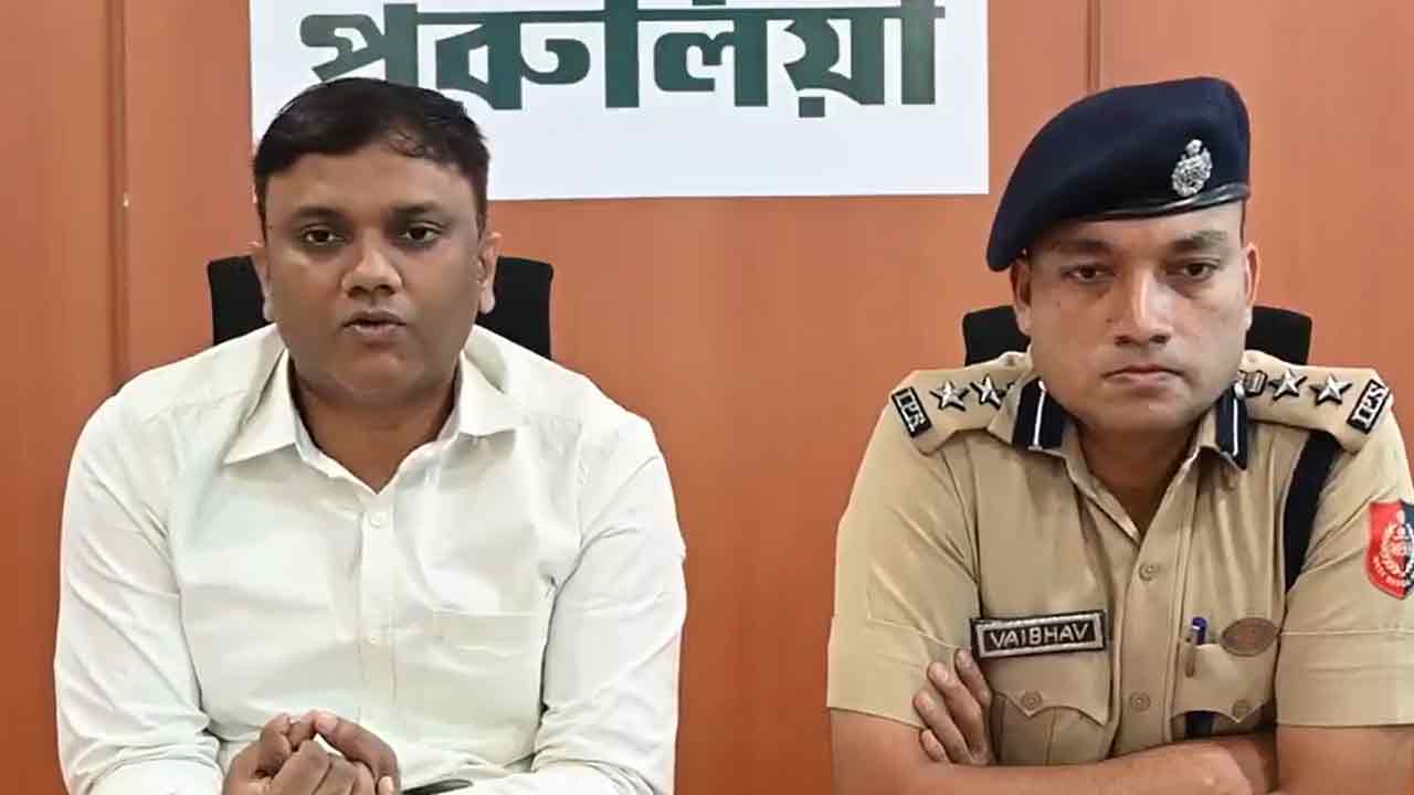 সোমবার সাংবাদিক বৈঠকে পুরুলিয়ার জেলাশাসক (বাঁ দিকে) এবং পুলিশ সুপার (ডান দিকে)। ছবি: সংগৃহীত।