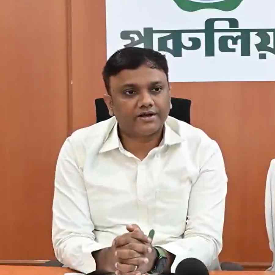 সোমবার সাংবাদিক বৈঠকে পুরুলিয়ার জেলাশাসক (বাঁ দিকে) এবং পুলিশ সুপার (ডান দিকে)। ছবি: সংগৃহীত।