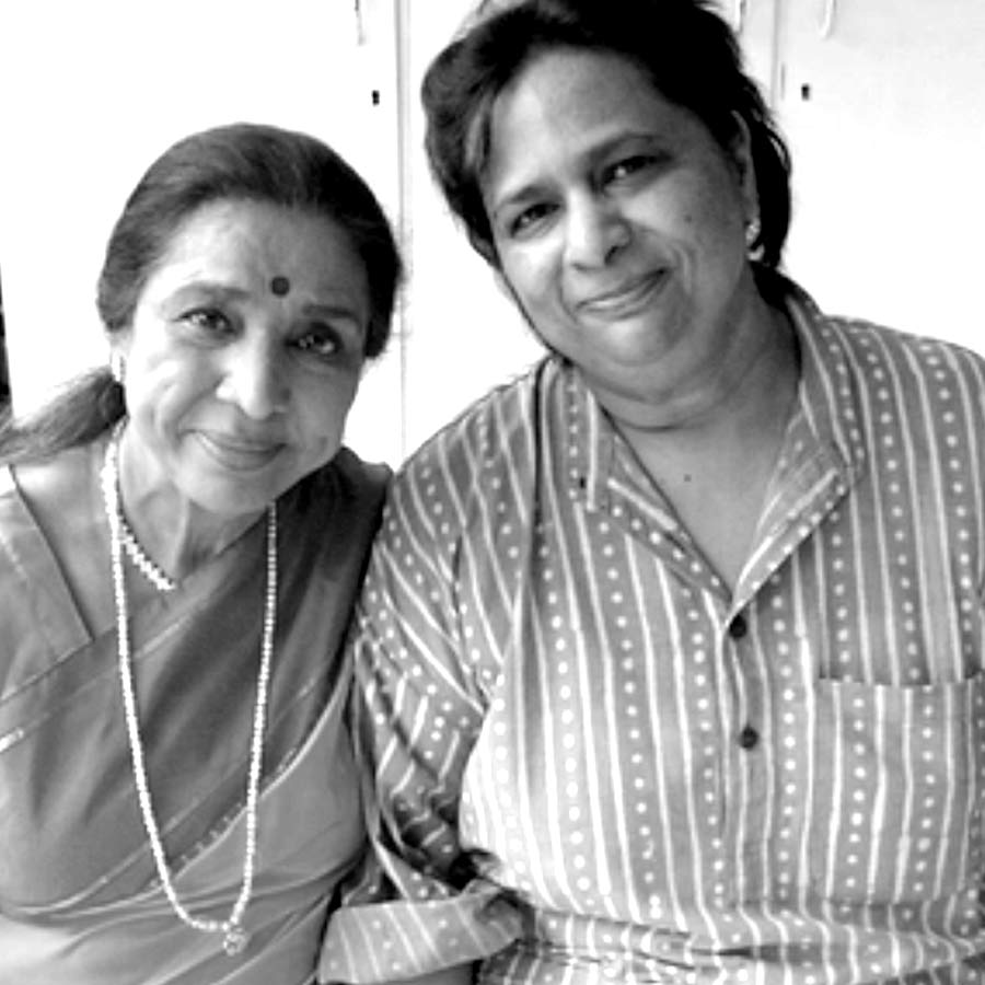 মেয়ে বর্ষার সঙ্গে আশা ভোসলে।