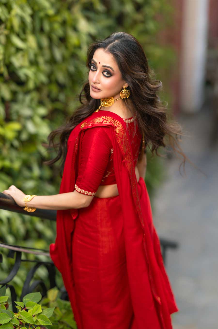 বৈশাখের প্রথম দিন। শুরু হচ্ছে নতুন বছর। যে উদ্‌যাপনের প্রতিটি ছন্দে বাঙালিয়ানার সুর কানে আসে, তা-ই তো পয়লা বৈশাখ! যে অভিনেত্রীকে সারা বছর খুব বেশি শাড়িতে দেখা যায় না, সেই রাইমা সেনও সেজে উঠেছেন বাঙালি ঢঙে। পর্দার চরিত্রের জন্য অবশ্য নিজেকে নানা ভাবে শাড়িতে সাজান তিনি। কিন্তু রোজের সাজে পশ্চিমি পোশাকই বেশি পছন্দ। সেন পরিবারের তারকা বাঙালি পার্বণে সম্পূর্ণ শাড়িতে সেজে দেখালেন, পয়লা বৈশাখের সাজ কেমন হতে পারে। 