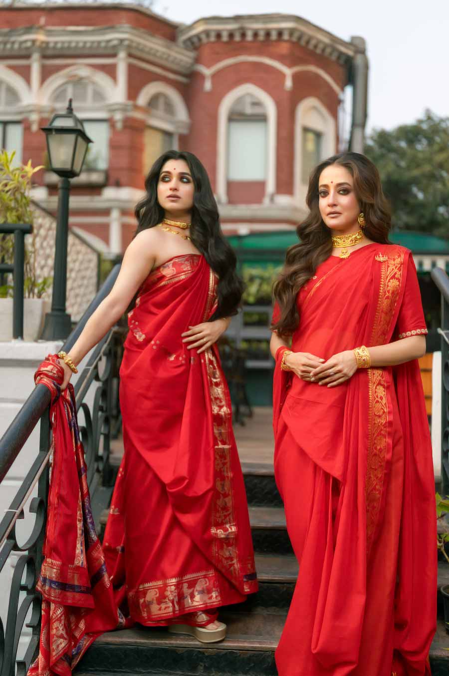 তবে তিনি একা নন। এলেন তাঁর বোনও। থুড়ি, নতুন পাতানো বোনও। শ্যামৌপ্তি মুদলি। সম্প্রতি টলিউডের দুই নায়িকা দুই বোনের চরিত্রে অভিনয় করেছেন একটি ছবিতে। নন্দিতা রায় এবং শিবপ্রসাদ মুখোপাধ্যায়ের নতুন ছবি ‘ফুল পিসি ও এডওয়ার্ড’-এ দুই বোনের ভূমিকায় অভিনয় করেছেন রাইমা আর শ্যামৌপ্তি। অভিনয়ের পর থেকে যেন দু’জনে বাস্তবেই যেন একে অপরের বোন হয়ে উঠেছেন। সাজগোজও করছেন এক রকম ভাবেই।