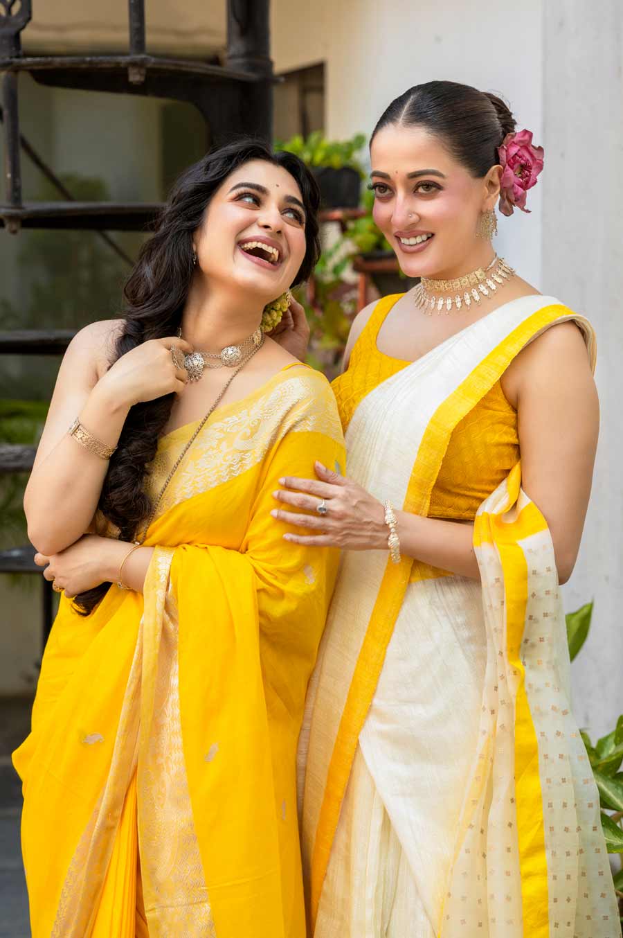 পয়লা বৈশাখে আপনার পছন্দের ‘লুকবুক’ তৈরির জন্য অনুপ্রেরণা হয়ে উঠতে পারেন দুই বোনই। প্রিয় বান্ধবী, দিদি-বোন বা প্রেমিকারা একসঙ্গে রং মিলিয়ে সাজতে পারেন এমন ভাবেই। বৈশাখ হয়ে উঠতে পারে এমনই রঙিন। সঙ্গে অবশ্যই মানিয়ে পরতে হবে নতুন ধরনের নকশা করা গয়নাও। গোটা সাজে থাকতে পারে নতুনত্ব এবং সাবেকের যুগলবন্দি।