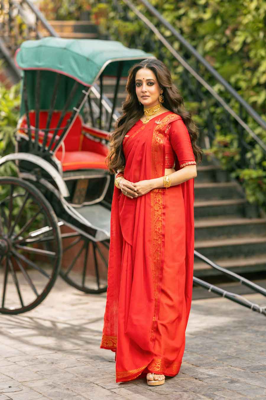 দুই বোনকে রং মিলিয়ে সাজিয়েছেন অনুপম চট্টোপাধ্যায়। ‘ফুল পিসি ও এডওয়ার্ড’ ছবিতেও তিনিই সাজিয়েছেন শুটিং সেটে আলাপ হয়ে প্রায় বোন হয়ে ওঠা দুই নায়িকাকে। লাল, সাদা, হলুদে। সঙ্গে রেখেছেন মানানসই গয়না। রাইমার সাজে সাবেকি লাল তাঁতের আনারস পাড়ের শাড়ি এবং হাতে সুতোর কাজ করা ব্লাউজ়। সঙ্গে গলায় নকশা করা সোনার চোকার, কানে কানবালা, নাকে নথ এবং হাতে বালা পরিয়ে সাজানো হয়েছিল রাইমাকে। টিপের বিশেষ ভূমিকা রয়েছে দুই বোনের সাজেই। পয়লা বৈশাখের সাজে একটু কাজল আর গুঁড়ো সিঁদুরের টিপ অন্য মাত্রা যোগ করেছে। শ্যামৌপ্তি বলেন, ‘‘ছবির কর্মশালায় যে দিন প্রথম আলাপ হল, সে দিনই এত বন্ধুত্ব হয়ে গেল আমাদের দু’জনের। তার পর যখন বাইরে গেলাম, তখন তো খুব মজা করতাম।’’ রাইমাও গল্পে ঢোকেন। বলেন, ‘‘আমরা তো ছবিতে এক পরিবারের অংশ। তাই আমরা পরিবারের মতোই হয়ে গিয়েছি।’’