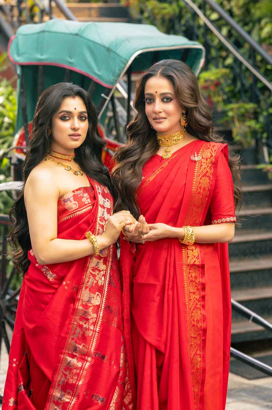 শ্যামৌপ্তির সবচেয়ে পছন্দ হয়েছে লাল শাড়ির সাজ। সাবেক সাজে নিজেকে নতুন ভাবে দেখার সুযোগ পেয়েছেন তিনি। সদ্যবিবাহিতা নায়িকা বলছেন, ‘‘সুযোগ পেলেই আমি শাড়ি পরি। কিন্তু ব্লাউজ় ছাড়া আটপৌরে শাড়ির সাজে সেজে যাওয়ার মতো কোনও অনুষ্ঠান তেমন হয় না। হলে অবশ্যই টিউব টপ দিয়ে এমন ভাবে শাড়ি পরতে চাই।’’