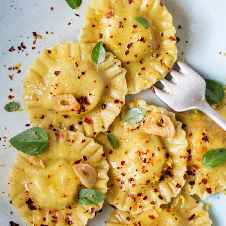 ভিতরে থাকবে চিজ়-সব্জির মেলবন্ধন। রাভিওলি দেখলে যে কেউ খেতে চাইবেন।