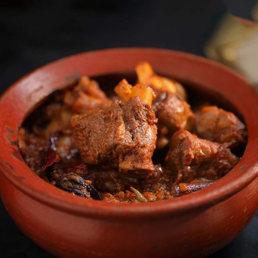 মাংসের হাঁড়ি কবাবের স্বাদেই জমবে নববর্ষের ভোজ।