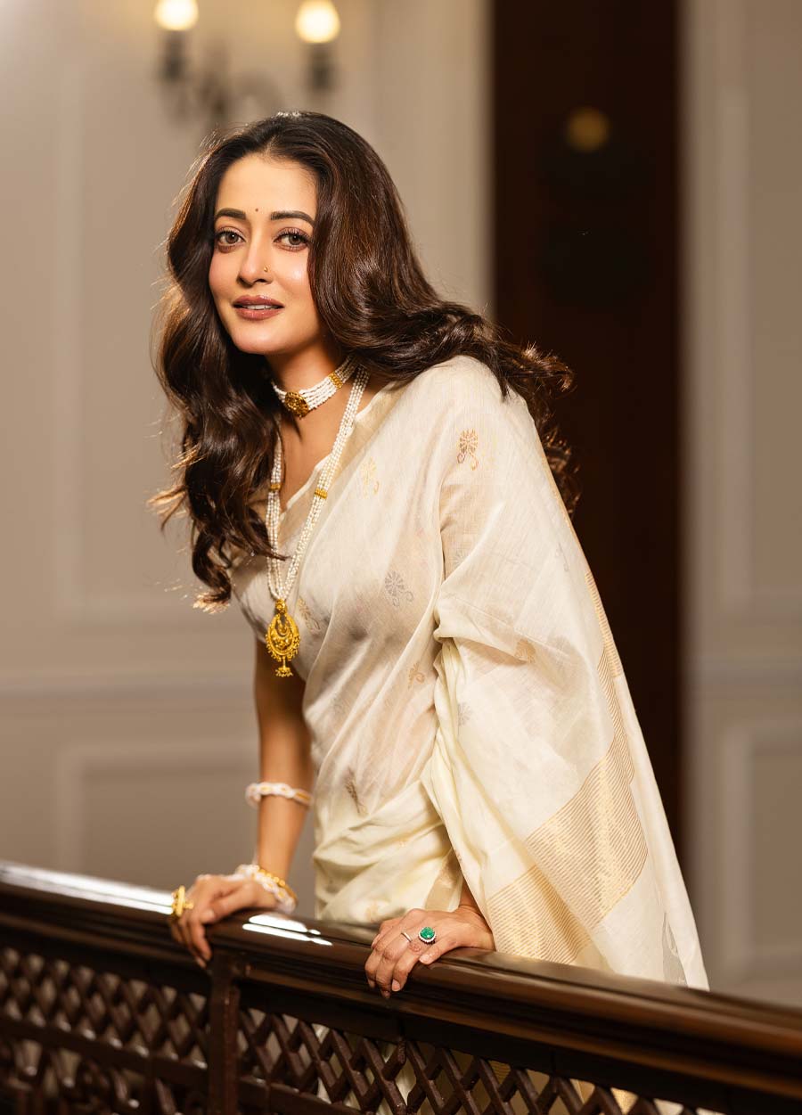 রাইমার যদিও বেশি পছন্দ হয়েছে তাঁদের সাদা শাড়ির সাজ। বেশ রাজকীয়, স্নিগ্ধ সজ্জা। আসলে রাইমার পছন্দের রংও সাদা। আর সাজ মানেই তাঁর কাছে, সাদামাঠা কিন্তু আভিজাত্যপূর্ণ। তাই তিনি বলছেন, ‘‘আমার কাছে পোশাক মানেই হল, আরাম। পোশাক আমার পরিচয় তৈরি করে না, বরং আমি কী ভাবে সেই পোশাকটি পরছি, সেটাই আমার আসল পরিচয়। অন্ধ ভাবে ফ্যাশনের ট্রেন্ড অনুসরণ করার চেয়ে নিজস্ব স্টাইল থাকা বেশি জরুরি।’’