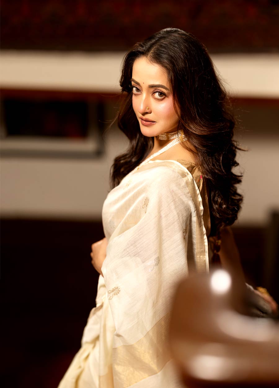 চলতি ফ্যাশনকে উপেক্ষা করারই পক্ষপাতী রাইমা। তাঁর মতে, কাউকে নকল না করে নিজের মতো থাকাটাই সবচেয়ে বড় কথা। সবার ভিড়ে আলাদা ভাবে নজরে পড়াটাই আসল। ‘‘সবাই যা পরছে, আমাকেও তা-ই পরতে হবে’’— এমন ধারণায় বিশ্বাসী নন তিনি। তাই সাজগোজের ক্ষেত্রে নিজের চোখকেই ভরসা করেন রাইমা।