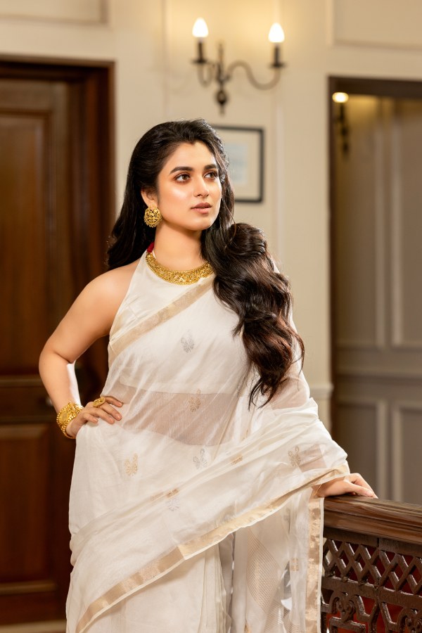 সাদা রং শ্যামৌপ্তিরও খুব প্রিয়। সুতির, হালকা শাড়ি পরতেই পছন্দ করেন তিনি। যদি কখনও সাজ নিয়ে ধন্দ বা দ্বন্দ্ব তৈরি হয়, কিছু না ভেবে চট করে শাড়ি পরে নেন তিনি। এ বারও পয়লা বৈশাখের রাতে শাড়িতেই সাজবেন নায়িকা। রণজয় বিষ্ণুর সঙ্গে বিয়ের পর প্রথম পয়লা বৈশাখ বলে কথা! রাতে বাইরে খেতে গেলে কী শাড়ি পরবেন, তা-ও ভেবে রেখেছেন।