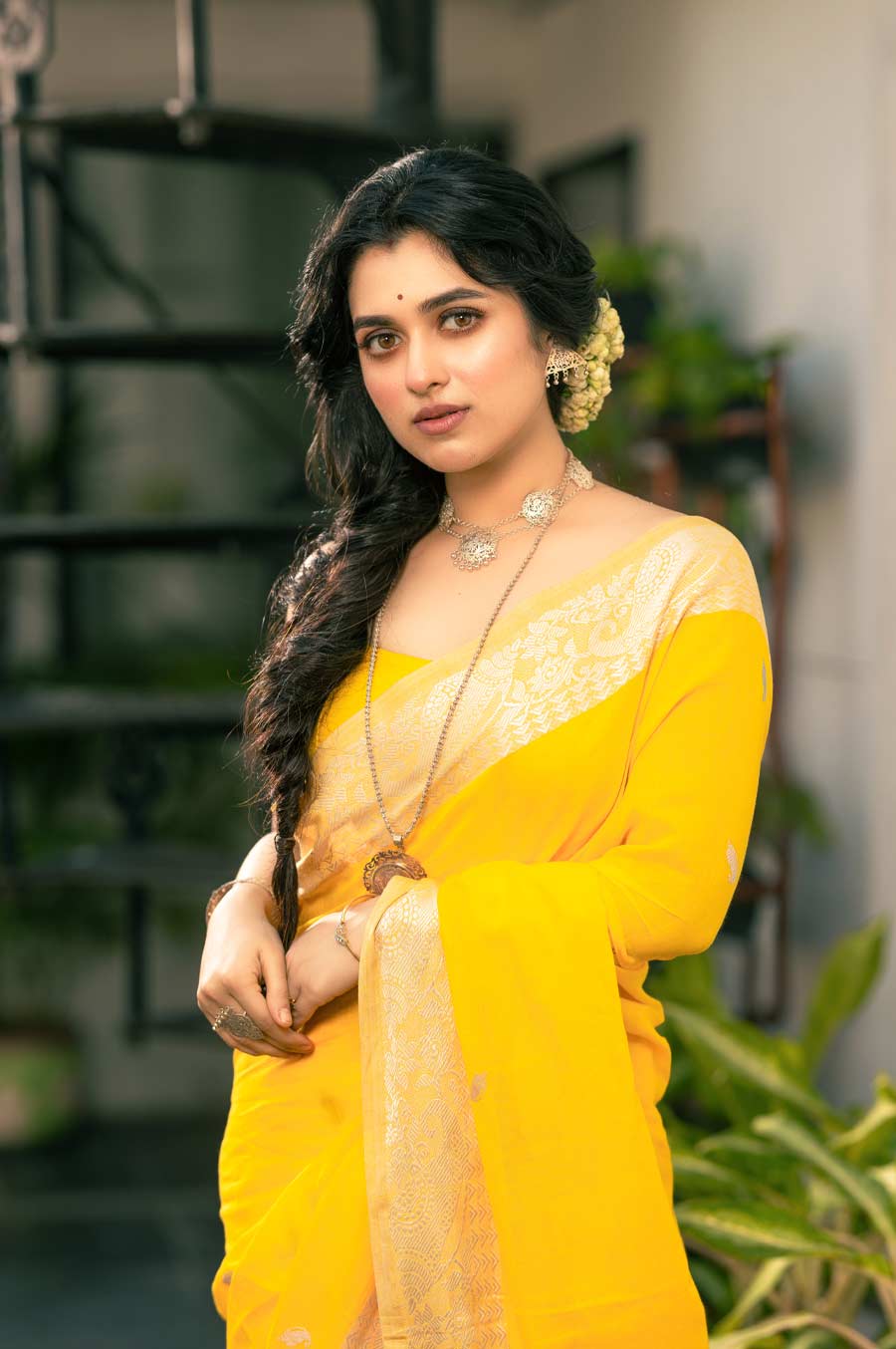 রাইমার পাতানো বোনের সাজে মল কটনের হলুদ হ্যান্ডলুম শাড়ি। সঙ্গে নুড্‌ল স্ট্র্যাপ ব্লাউজ়। নায়িকার গলায় গোগো হার, হাতে নকশা করা চুড়, স্টেটমেন্ট আংটি। তা ছাড়া মোটা রুপোলি চেনের সঙ্গে ভিক্টোরিয়ান ডিজ়াইনের রুপোর গিনির পেন্ডেন্ট বেঁধে পরানো হয়েছে শ্যামৌপ্তিকে। সাবেক গয়নাকে সাম্প্রতিকের ছোঁয়া দেওয়া হয়েছে এই ‘লুকবুক’-এ।