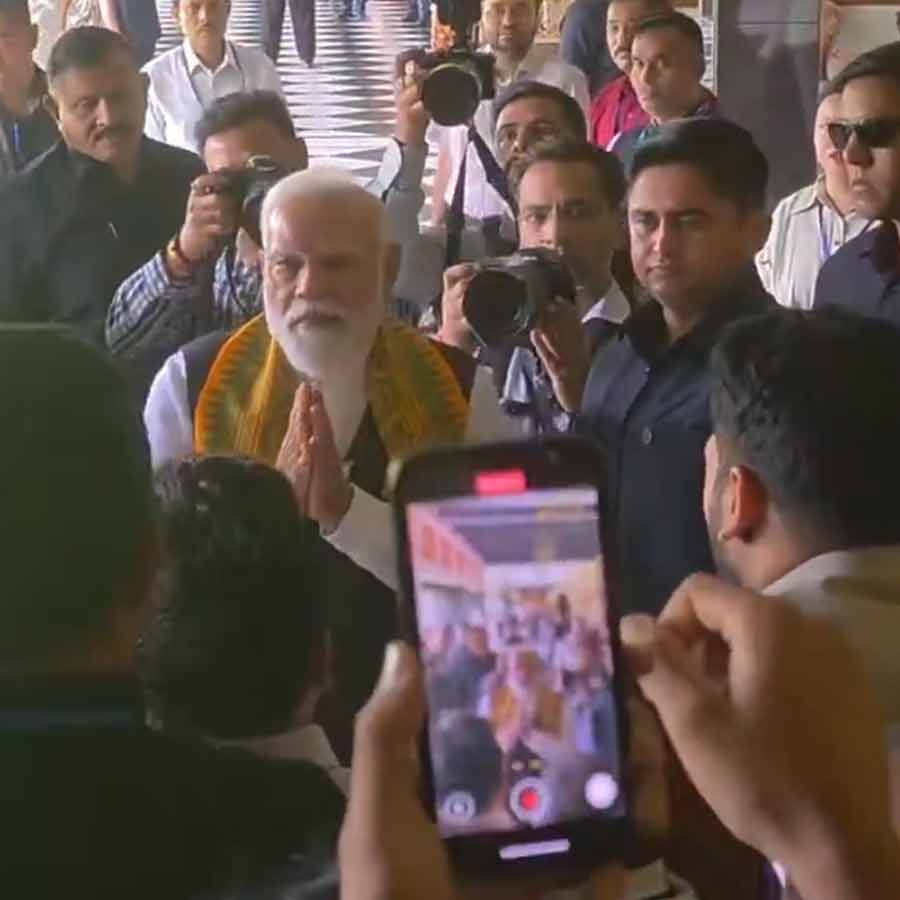 দম্পতির সঙ্গে কথা বলছেন প্রধানমন্ত্রী মোদী।