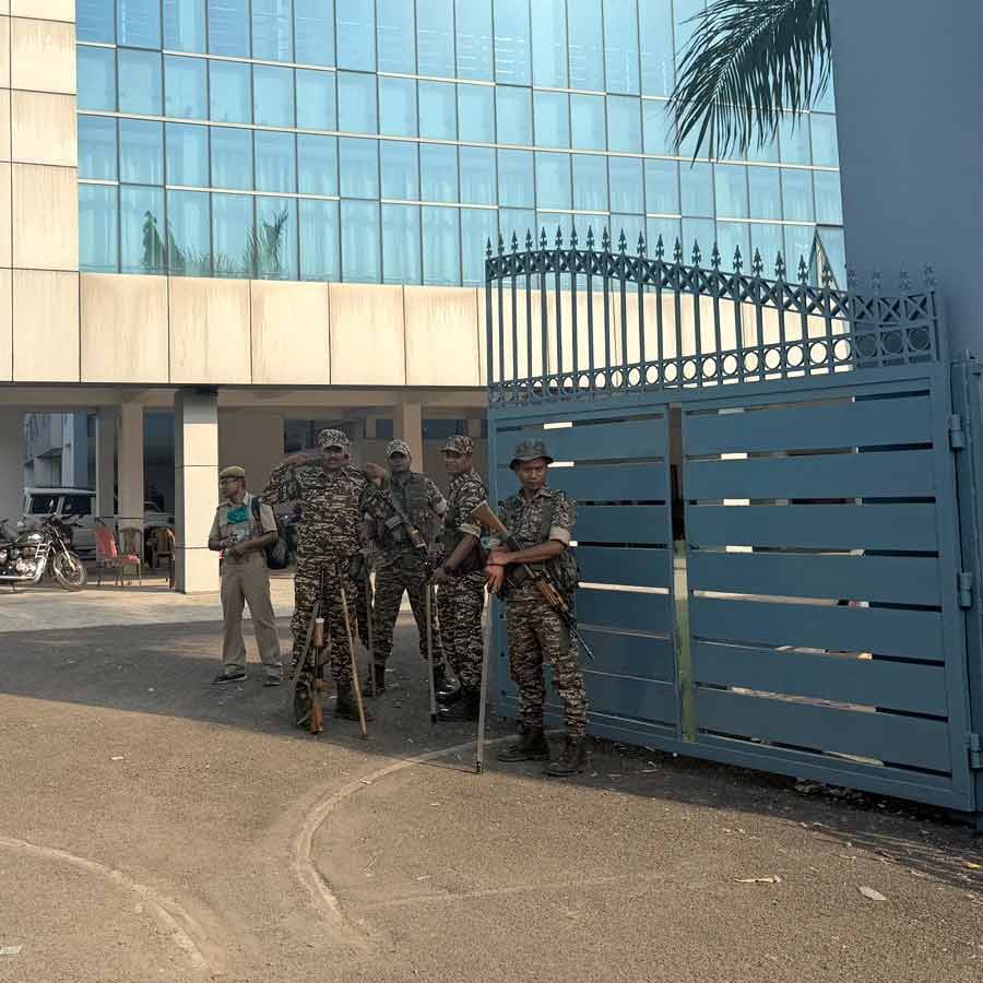 নিরাপত্তা রক্ষীদের কড়া পাহাড়ায় ট্রাইবুনালের দফতরের প্রবেশ পথ।