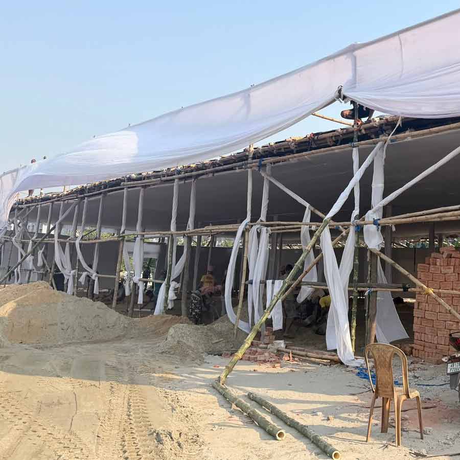 ট্রাইবুনাল অফিসের পাশেই বাঁশ, কাপড় দিয়ে ঘেরা অস্থায়ী কাঠামো তৈরির কাজ চলছে।