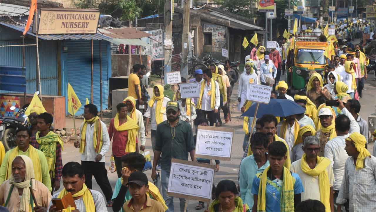 বার্তা:ভূমি দফতরের সামনে জনজাতিভুক্ত কুর্মি সমাজের ধর্না, ২১ এপ্রিল, ২০২৫।