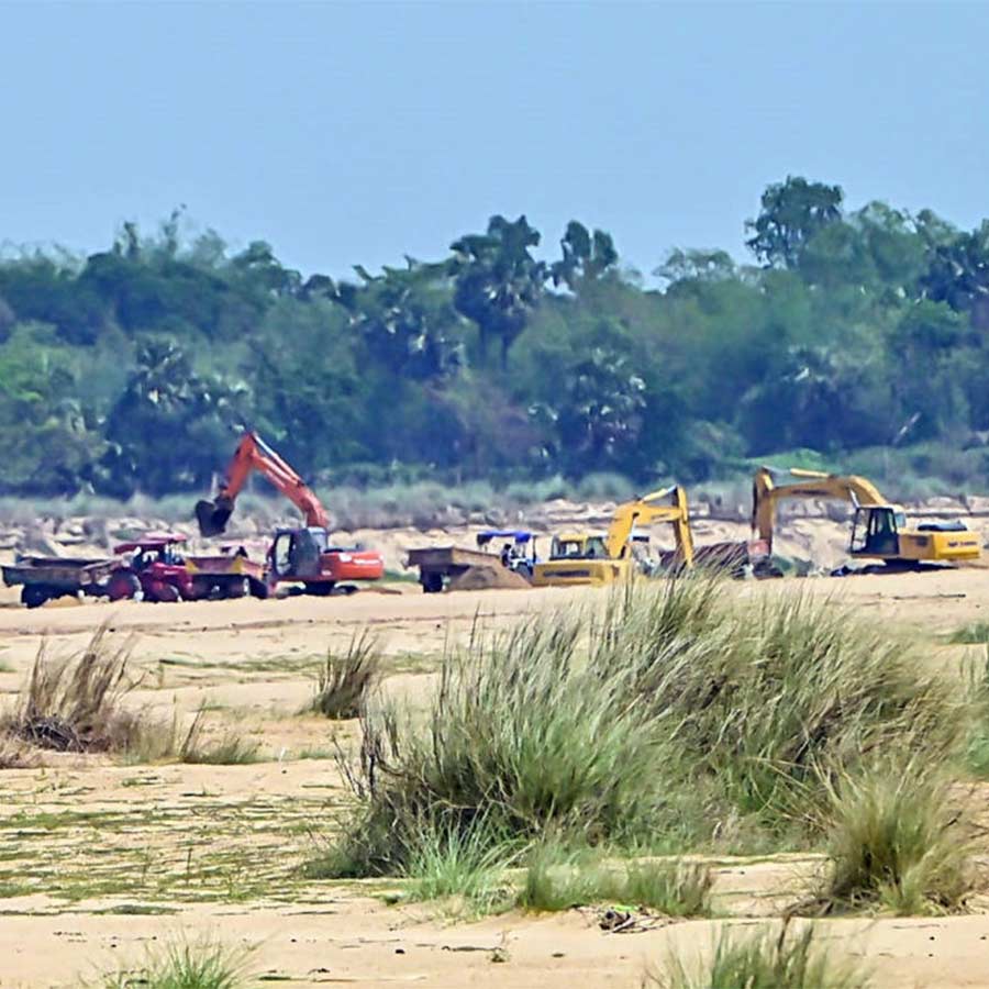 কোতুলপুর বিধানসভা কেন্দ্রের জয়পুরের বেলিয়া গ্রামে পাড় ঘেঁষে বালি তোলা চলছে। পাড় ভাঙছে বলে অভিযোগ।